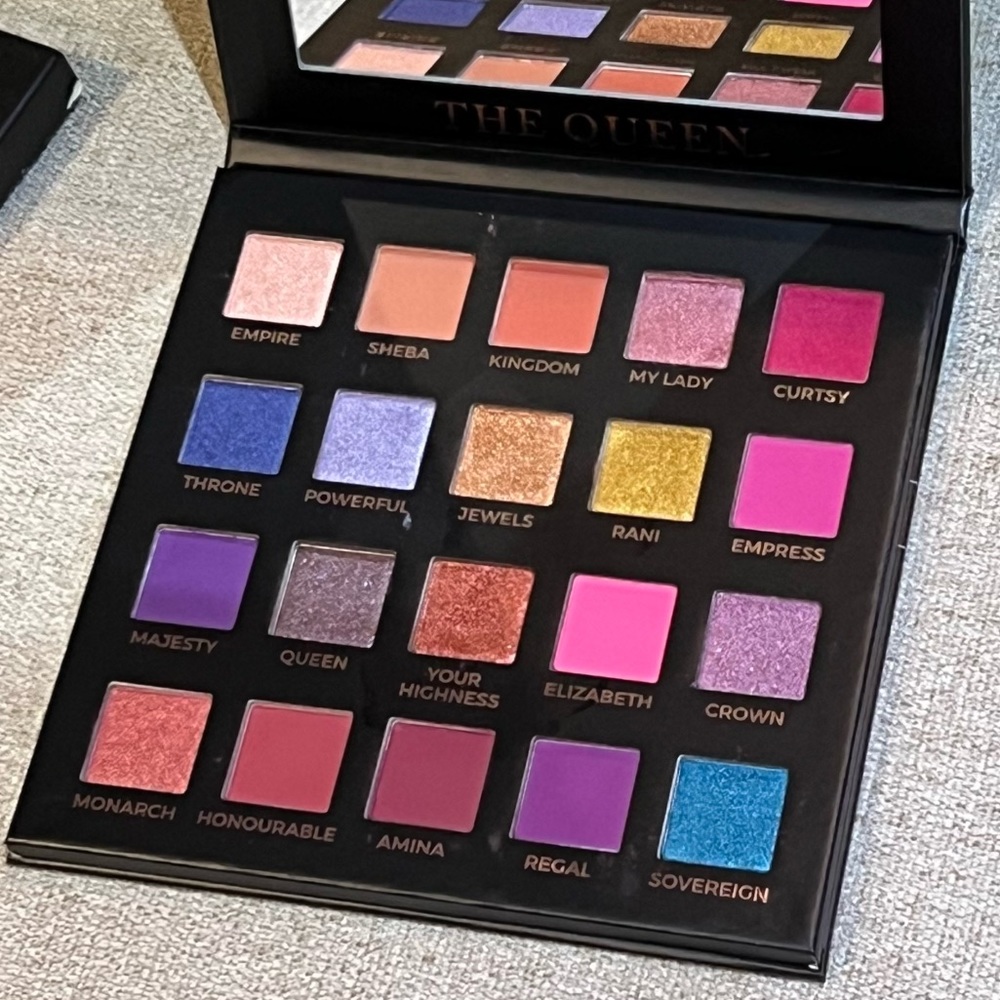 New With Box Eloise The Queen Eyeshadow Palette